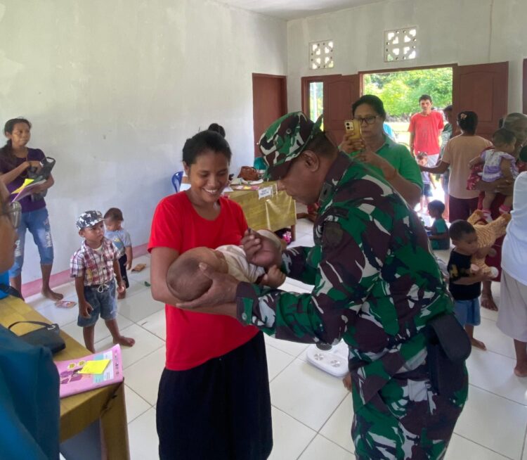 Babinsa Rindi Umalulu Dampingi Petugas Kesehatan Operasi Timbang Bayi Di Posyandu Desa Patawang