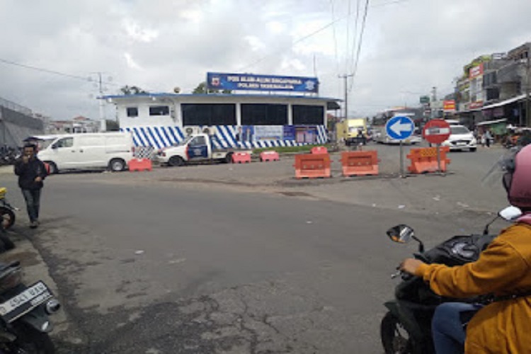 Polisi Lalu Lintas Parkir Sembarangan di Tikungan, Menurunkan Wibawa dan Menambah Risiko Kecelakaan