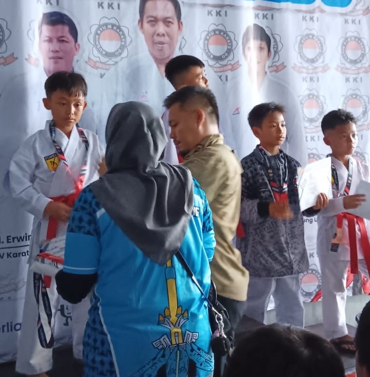 Siswa SD Al-Kautsar Raih Medali Perak Kejurda Karate