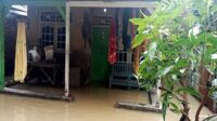 Momen Hangat Camat Vino Tinjau Langsung Rumah Warga yang Terdampak Banjir Pamanukan