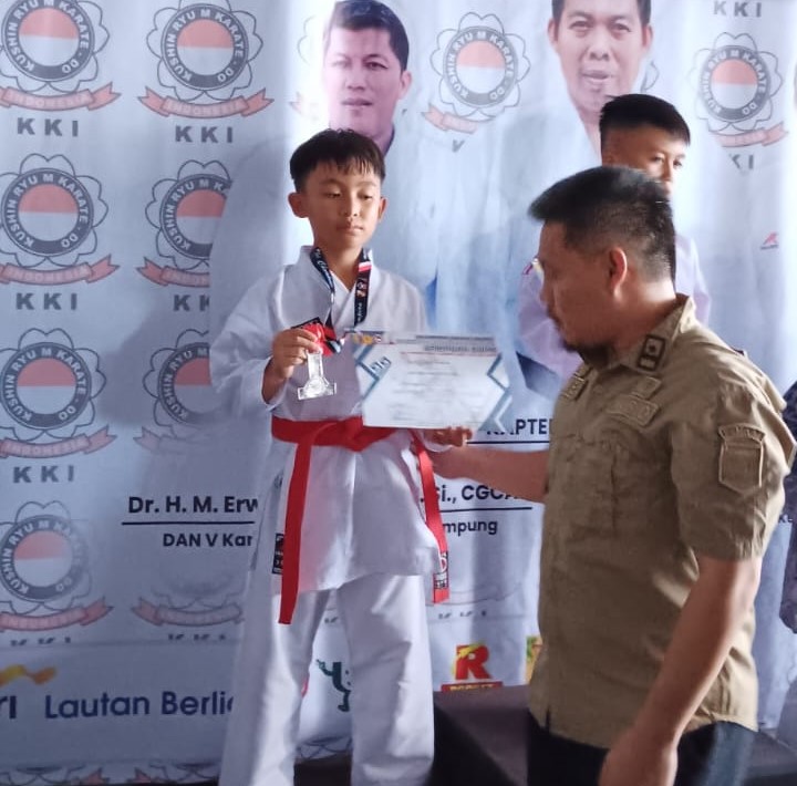 Siswa SD Al-Kautsar Raih Medali Perak Kejurda Karate