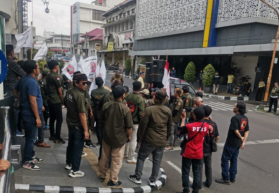LSM Trinusa DPD Jawa Barat Gelar Aksi Demo di Depan Kantor Bank BJB