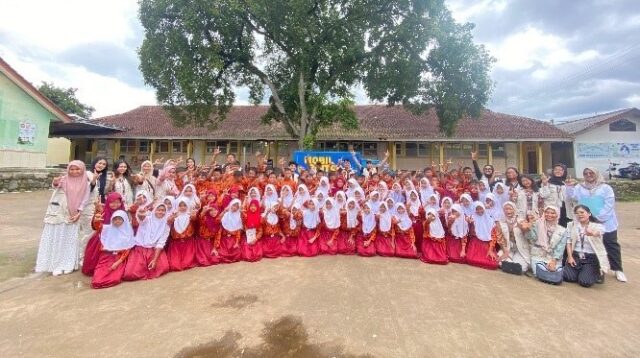 Perpustakaan Keliling Tim KKN Unsika 2025 Desa Cintawargi: Solusi untuk Tingkatkan Literasi Siswa Sejak Dini