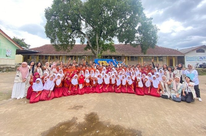 Perpustakaan Keliling Tim KKN Unsika 2025 Desa Cintawargi: Solusi untuk Tingkatkan Literasi Siswa Sejak Dini
