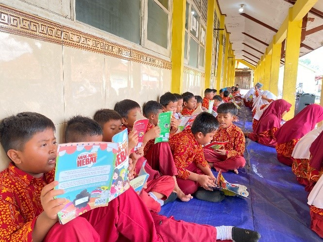 Perpustakaan Keliling Tim KKN Unsika 2025 Desa Cintawargi: Solusi untuk Tingkatkan Literasi Siswa Sejak Dini