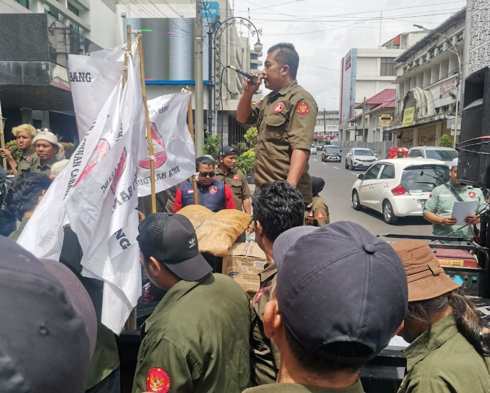 LSM Trinusa DPD Jawa Barat Gelar Aksi Demo di Depan Kantor Bank BJB: Tuntut Pertanggungjawaban atas Dana Iklan
