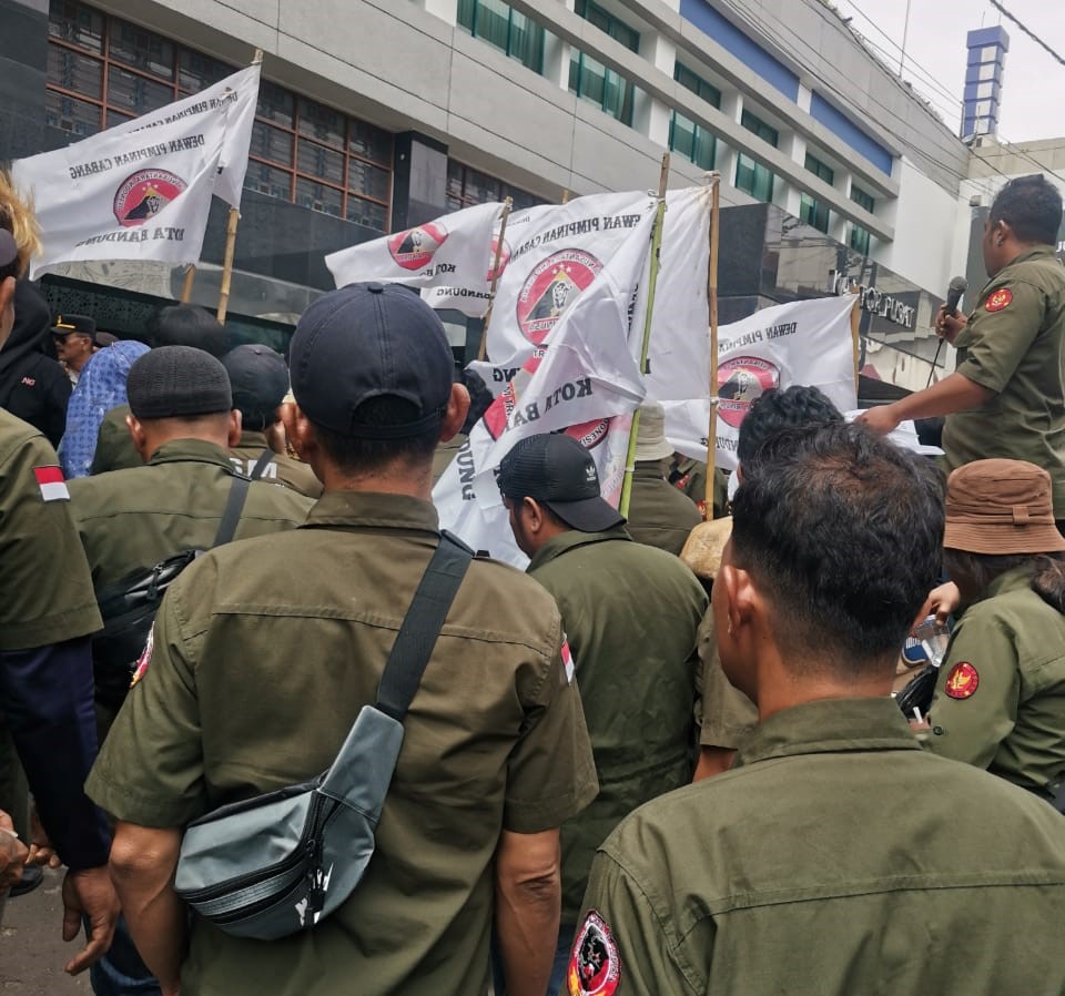 LSM Trinusa DPD Jawa Barat Gelar Aksi Demo di Depan Kantor Bank BJB