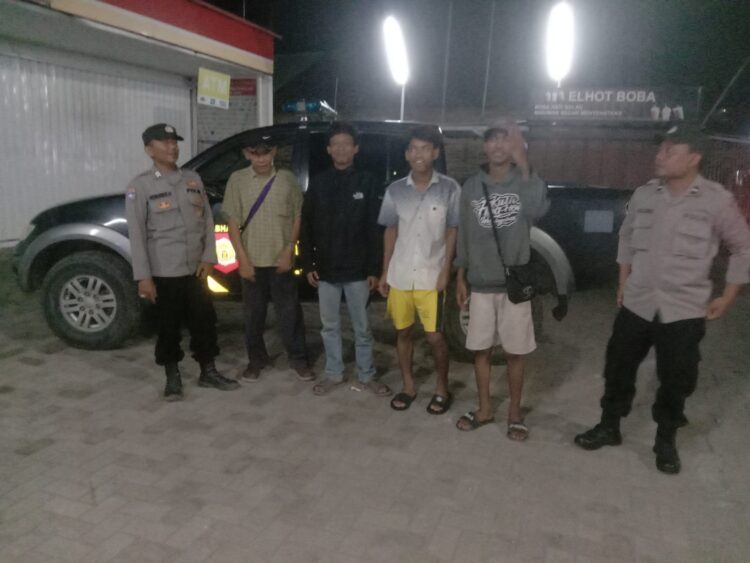 Antisipasi Tawuran Dini Hari Polsek Pedes Sambangi Masyarakat Yang Berkumpul