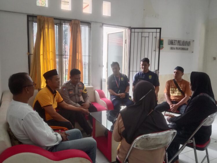 Kapolsek Kotabaru Laksanakan Jum'at Curhat Bersama Kepala Desa dan Aparatur Desa Wancimekar