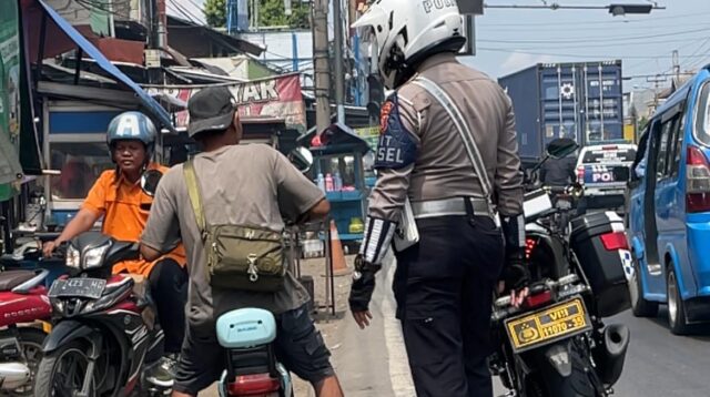 Polantas Tegur Seorang Warga di Karawang, Gunakan Sepeda Listrik di Jalan Raya