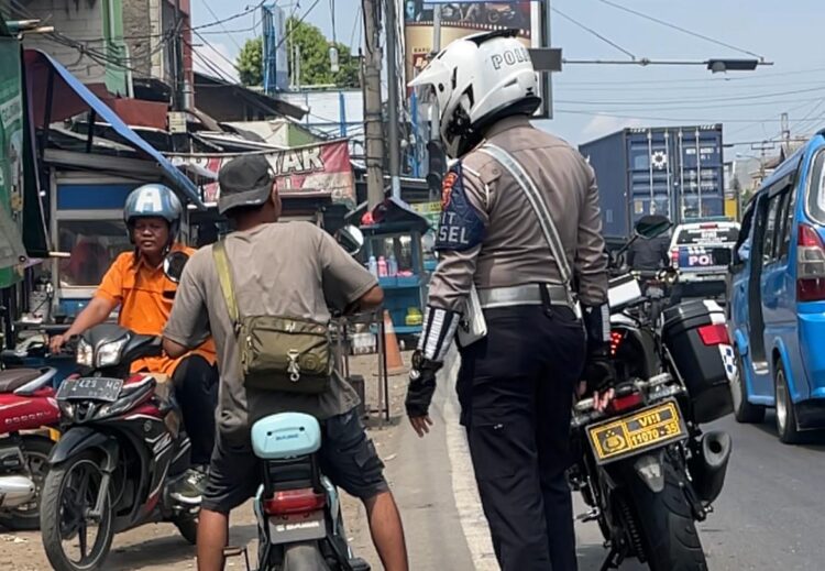 Polantas Tegur Seorang Warga di Karawang, Gunakan Sepeda Listrik di Jalan Raya