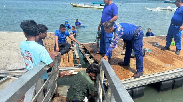 Rusak Diterjang Gelombang, Polisi Bantu Perbaiki Dermaga Apung Nelayan