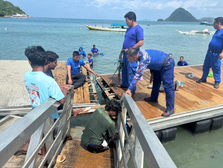 Rusak Diterjang Gelombang, Polisi Bantu Perbaiki Dermaga Apung Nelayan