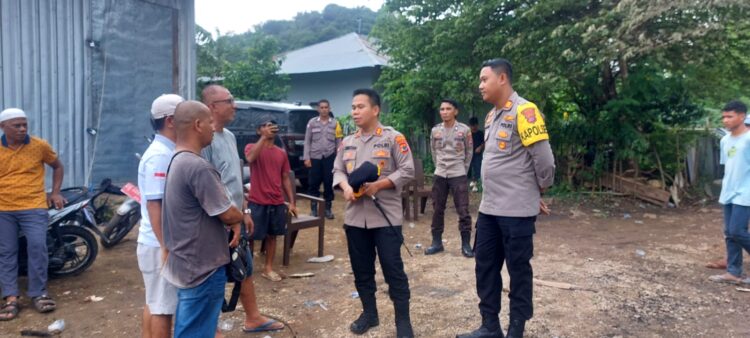 Tinjau Lokasi Kebakaran, Kapolres Mabar Berikan Bantuan Sembako Kepada Korban