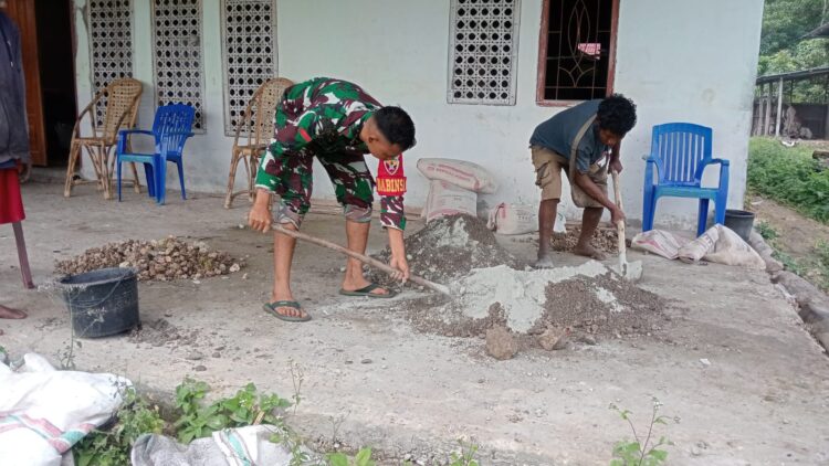 Babinsa Koramil 01/Lewa Karya Bakti Membantu Warga Desa Tanarara Buat Pondasi Rumah