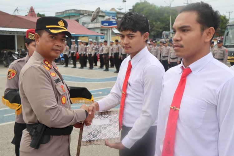 Polres Sumba Barat Berikan Penghargaan kepada Personel Atas Pengungkapan Jaringan Curanmor di Wilkumnya