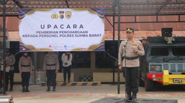 Polres Sumba Barat Berikan Penghargaan kepada Personel Atas Pengungkapan Jaringan Curanmor di Wilkumnya