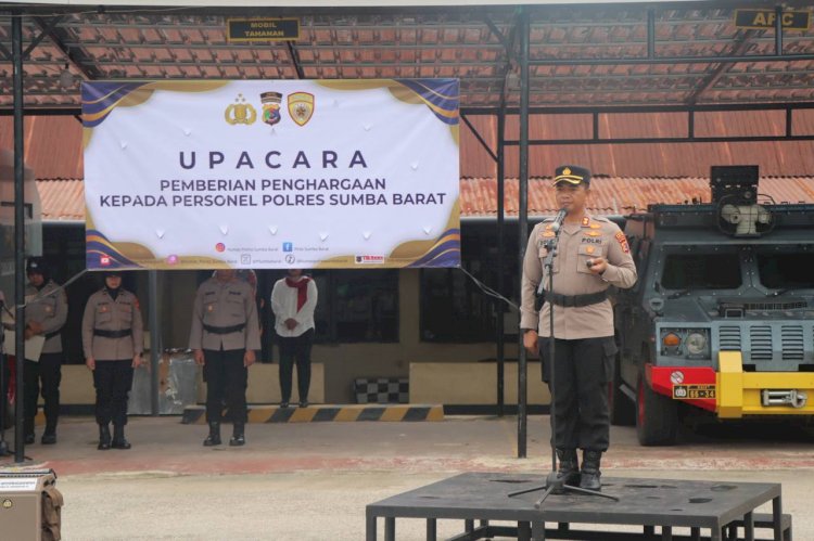 Polres Sumba Barat Berikan Penghargaan kepada Personel Atas Pengungkapan Jaringan Curanmor di Wilkumnya