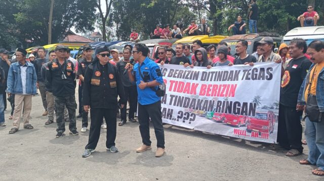 Sejumlah Supir Elf Pajampangan Menggelar Aksi Di Kantor Dishub Kabupaten Sukabumi, Begini TuntutannyaSejumlah Supir Elf Pajampangan Menggelar Aksi Di Kantor Dishub Kabupaten Sukabumi, Begini Tuntutannya,