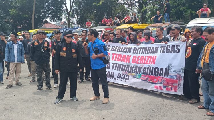 Sejumlah Supir Elf Pajampangan Menggelar Aksi Di Kantor Dishub Kabupaten Sukabumi, Begini TuntutannyaSejumlah Supir Elf Pajampangan Menggelar Aksi Di Kantor Dishub Kabupaten Sukabumi, Begini Tuntutannya,