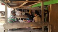 Babinsa Serda Syamsurijal Komsos Dengan Masyarakat Desa Persiapan Hawurut
