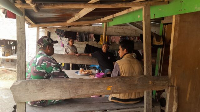 Babinsa Serda Syamsurijal Komsos Dengan Masyarakat Desa Persiapan Hawurut