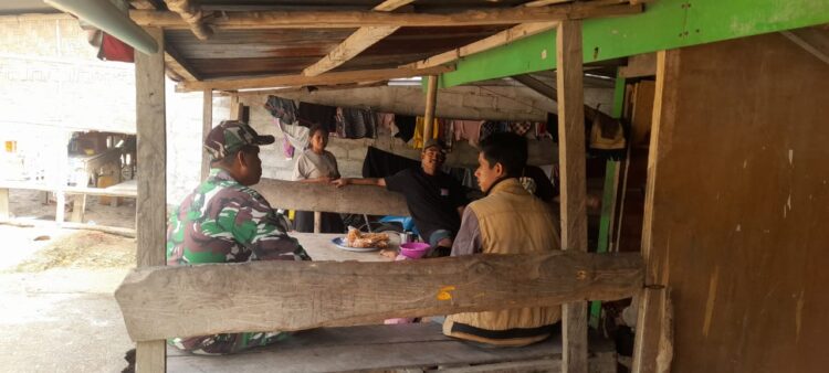 Babinsa Serda Syamsurijal Komsos Dengan Masyarakat Desa Persiapan Hawurut