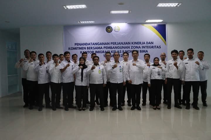 Kanim Kelas II Non TPI Bima Gelar Tandatangan Komitmen Zona Integritas