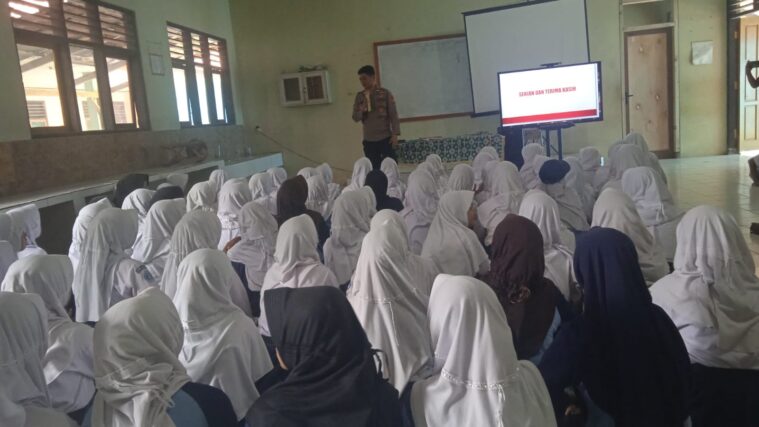 SMPN 4 Manonjaya Gelar Pembinaan oleh Babinkamtibmas Polsek Manonjaya SMPN 4 Manonjaya Gelar Pembinaan oleh Babinkamtibmas Polsek Manonjaya