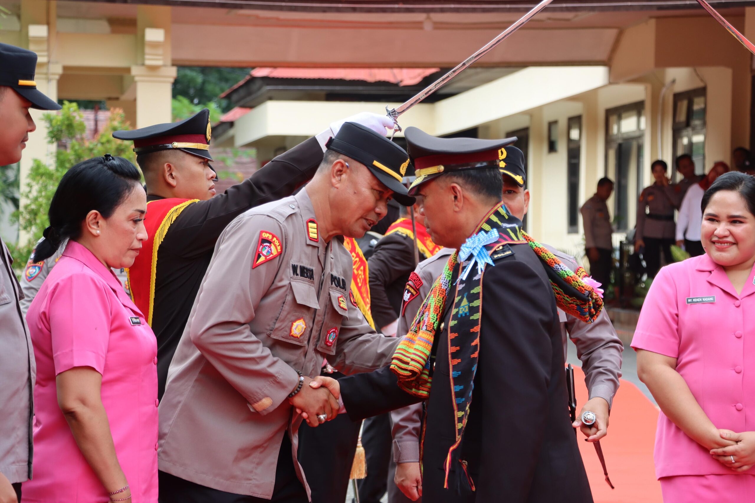 Polres Mabar Gelar Upacara Pelepasan Purna Bakti Kompol Roberth Melkianus Bolle