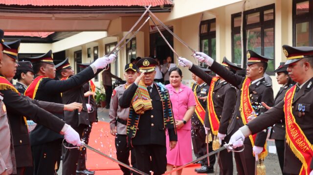 Polres Mabar Gelar Upacara Pelepasan Purna Bakti Kompol Roberth Melkianus Bolle