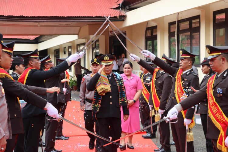 Polres Mabar Gelar Upacara Pelepasan Purna Bakti Kompol Roberth Melkianus Bolle Polres Mabar Gelar Upacara Pelepasan Purna Bakti Kompol Roberth Melkianus Bolle