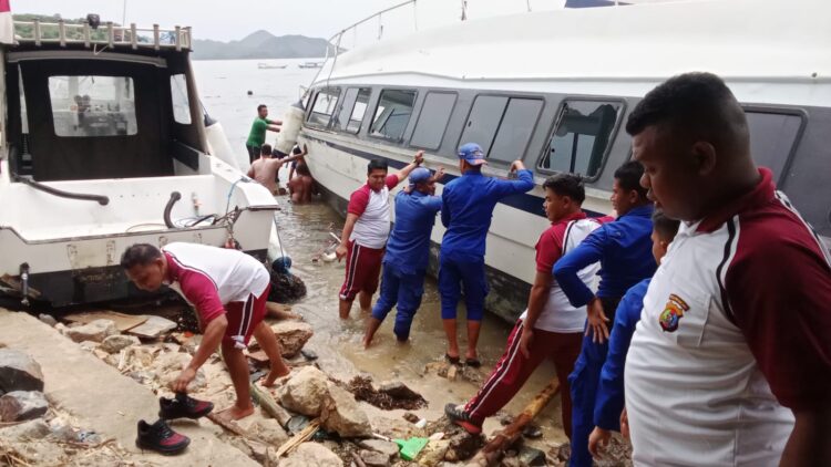 Polisi Berhasil Evakuasi Speed Boat Kandas di Perairan Labuan Bajo Polisi Berhasil Evakuasi Speed Boat Kandas di Perairan Labuan Bajo