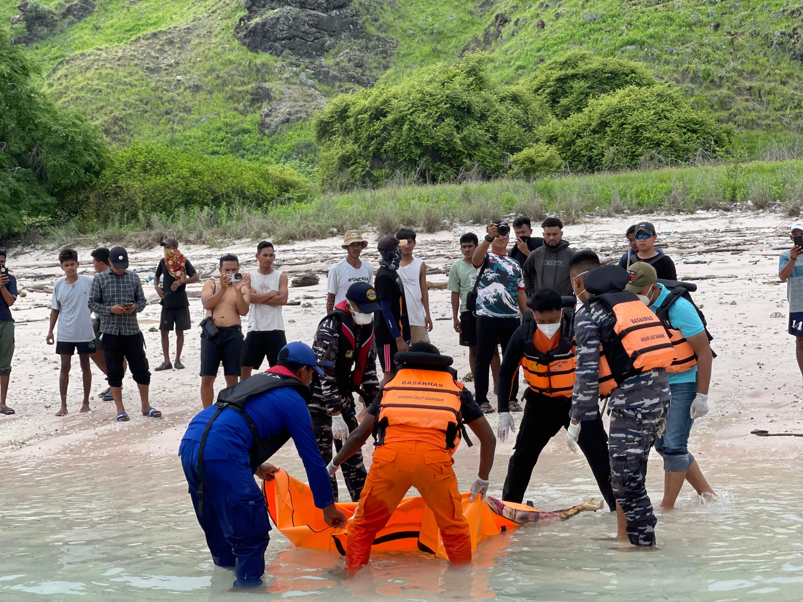 Kapolres Mabar Pimpin Langsung Proses Evakuasi Jenazah di Perairan 