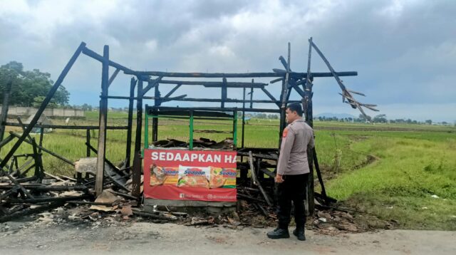 Kapolsek Pameungpeuk Polresta Bandung Tinjau Langsung Kebakaran Kios Ayam Goreng