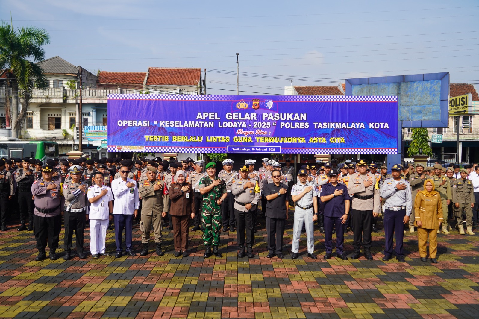 Kapolres Tasikmalaya Pimpin Apel Gelar Pasukan Operasi Keselamatan Lodaya 2025