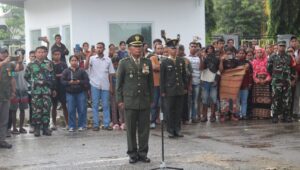 Kasdim 1601/ ST Pimpin Upacara Penyambutan Jenazah Serda Alm Jeni Kondang Praing Di Bandara UMK Waingapu