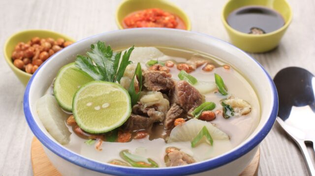 Tiga Rekomendasi Soto Bandung Enak dan Maknyus di Kota Bandung SERGAP.CO.ID KOTA BANDUNG, || Masih menjadi tujuan wisata, Kota Bandung dengan surga makanan yang beraneka macam menjadi incaran para pecinta kuliner. Soto, salah satu hidangan lezat yang hangat serta kucuran jeruk purut menjadi lebih segar. Soto Bandung sendiri merupakan hidangan yang kaya rempah dengan kuah gurih dan daging berlimpah. Kuliner Soto Bandung ini menjadi salah satu kuliner yang tidak boleh dilewatkan ketika wargi sedang berada di Bandung. Bahkan soto ini dijadikan sebagai ikon Kota Kembang dan menjadi salah satu kuliner favorit ikonik. Nah berikut ini beberapa soto Bandung enak di Bandung yang bisa dinikmati. 1. Soto Bandung M. Tarya Rekomendasi soto Bandung enak yang ada di Bandung, yaitu Soto Bandung M. Tarya di Jalan Sawah Kurung No.16. Hidangan sotonya terdiri dari daging sapi tetelan, sayur lobak, kacang kedelai goreng, seledri, irian daun bawang, taburan bawang goreng, dan lainnya. Harga per porsinya Rp42.000. 2. Soto Bandung Boscha 16 Soto Bandung Boscha 16 merupakan soto Bandung dengan kuah bening. Untuk isian soto ini terdiri dari kedelai, potongan lobak, potongan daging sapi, dan lainnya. Lokasinya di Jalan Boscha No.16, Pasteur 3. Soto Bandung Pak Simon Soto Bandung Pak Simon merupakan soto Bandung paling populer di sana. Tempat makan soto ini menawarkan isian yang melimpah dengan kuah yang gurih.4. Beberapa isiannya terdiri dari daging, lobak, babat, kacang tanah, seledri, daun bawang, dan lainnya. Untuk harganya mulai dari Rp30.000. Rumah makan soto yabg satu ini beralamat di Jalan Cibadak No.103 Yuk segera melipir ke sana. (Dw**)