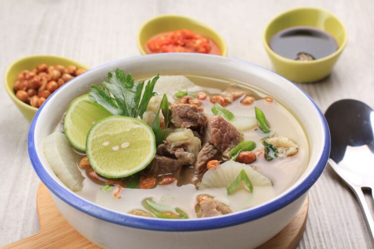 Tiga Rekomendasi Soto Bandung Enak dan Maknyus di Kota Bandung SERGAP.CO.ID KOTA BANDUNG, || Masih menjadi tujuan wisata, Kota Bandung dengan surga makanan yang beraneka macam menjadi incaran para pecinta kuliner. Soto, salah satu hidangan lezat yang hangat serta kucuran jeruk purut menjadi lebih segar. Soto Bandung sendiri merupakan hidangan yang kaya rempah dengan kuah gurih dan daging berlimpah. Kuliner Soto Bandung ini menjadi salah satu kuliner yang tidak boleh dilewatkan ketika wargi sedang berada di Bandung. Bahkan soto ini dijadikan sebagai ikon Kota Kembang dan menjadi salah satu kuliner favorit ikonik. Nah berikut ini beberapa soto Bandung enak di Bandung yang bisa dinikmati. 1. Soto Bandung M. Tarya Rekomendasi soto Bandung enak yang ada di Bandung, yaitu Soto Bandung M. Tarya di Jalan Sawah Kurung No.16. Hidangan sotonya terdiri dari daging sapi tetelan, sayur lobak, kacang kedelai goreng, seledri, irian daun bawang, taburan bawang goreng, dan lainnya. Harga per porsinya Rp42.000. 2. Soto Bandung Boscha 16 Soto Bandung Boscha 16 merupakan soto Bandung dengan kuah bening. Untuk isian soto ini terdiri dari kedelai, potongan lobak, potongan daging sapi, dan lainnya. Lokasinya di Jalan Boscha No.16, Pasteur 3. Soto Bandung Pak Simon Soto Bandung Pak Simon merupakan soto Bandung paling populer di sana. Tempat makan soto ini menawarkan isian yang melimpah dengan kuah yang gurih.4. Beberapa isiannya terdiri dari daging, lobak, babat, kacang tanah, seledri, daun bawang, dan lainnya. Untuk harganya mulai dari Rp30.000. Rumah makan soto yabg satu ini beralamat di Jalan Cibadak No.103 Yuk segera melipir ke sana. (Dw**)