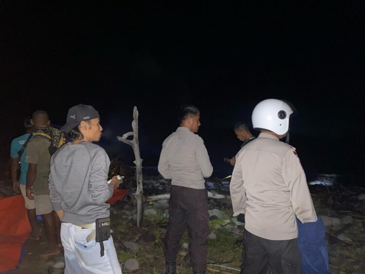 Tersapu Ombak, TNI-POLRI Lakukan Pencarian Korban Tenggelam di Pantai Roda Lembor Selatan Tersapu Ombak, TNI-POLRI Lakukan Pencarian Korban Tenggelam di Pantai Roda Lembor Selatan