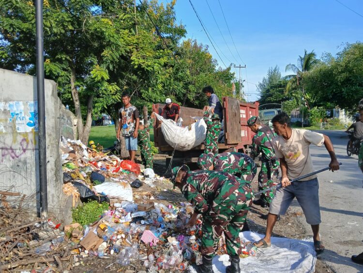 Sambut HUT Ke 64 Korem 161/WS, Kodim 1601/Sumba Timur Gelar Karya Bakti Di Pasar Inpres Matawai