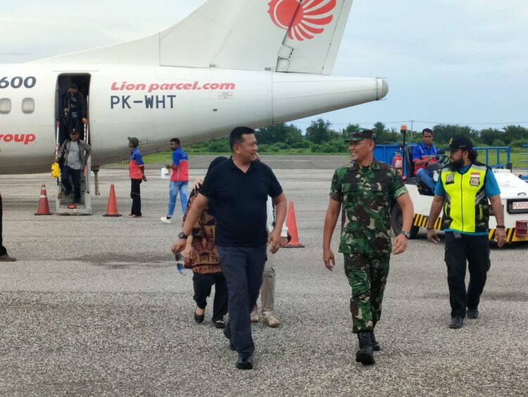 Dandim 1601/Sumba Timur Sambut Kedatangan Kasrem 161/Wira Sakti Di Bandara UMK Mauhau