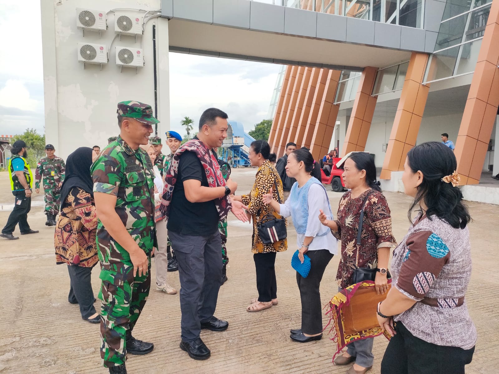 Dandim 1601/Sumba Timur Sambut Kedatangan Kasrem 161/Wira Sakti Di Bandara UMK Mauhau