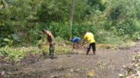 Menggunakan Cangkul, Babinsa Tabundung Bantu Petani Mengolah Sawah Di Desa Billa