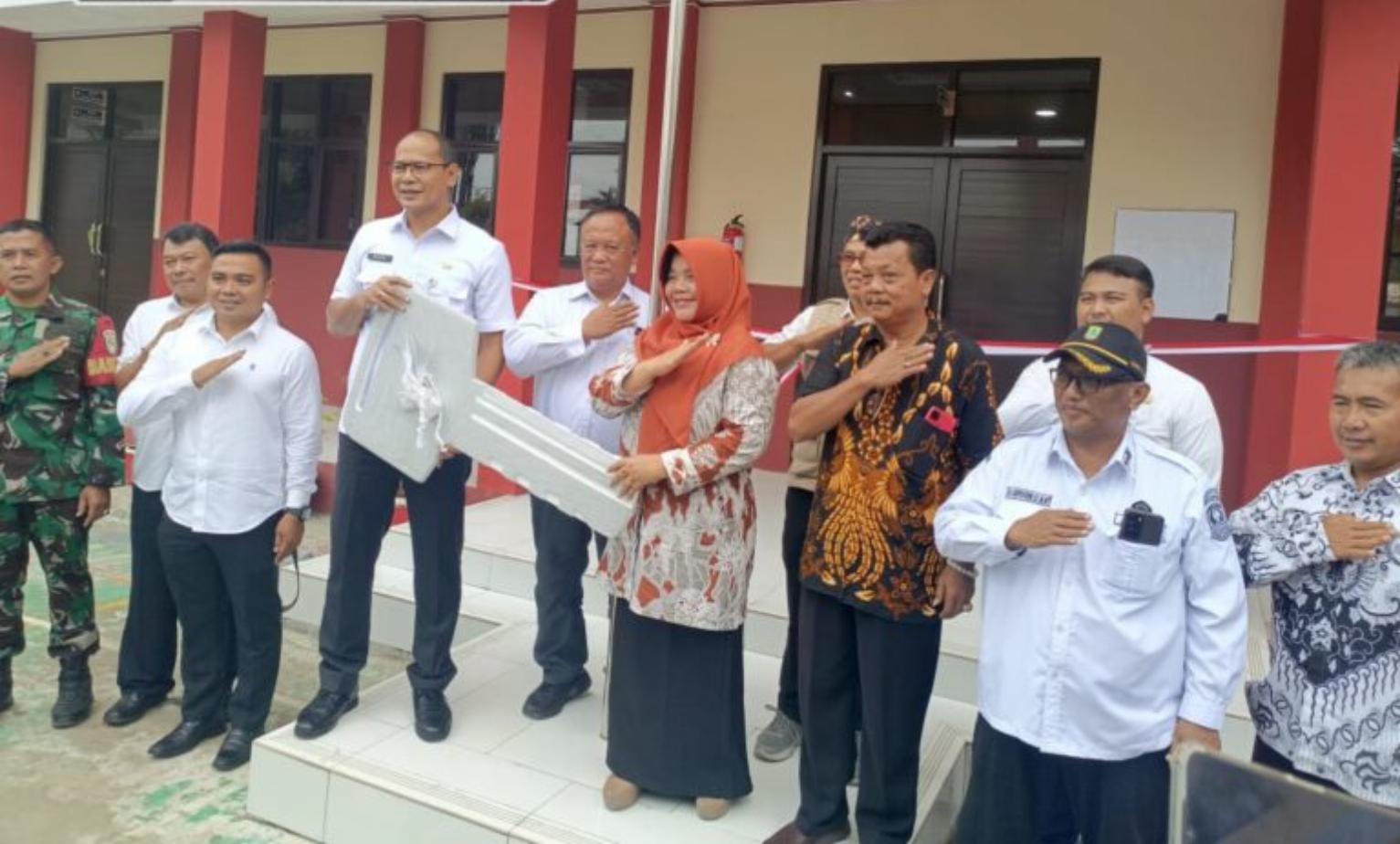 Sekda Karawang Resmikan Gedung Sekolah Negeri 1 palumbonsari