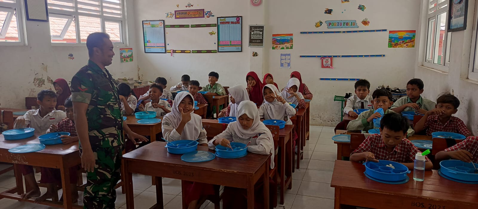 Anggota Koramil 0110/Labuan Lakukan Pendampingan Program Makan Bergizi Gratis