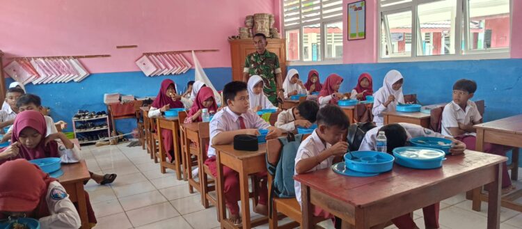 Anggota Koramil 0110/Labuan Lakukan Pendampingan Program Makan Bergizi Gratis