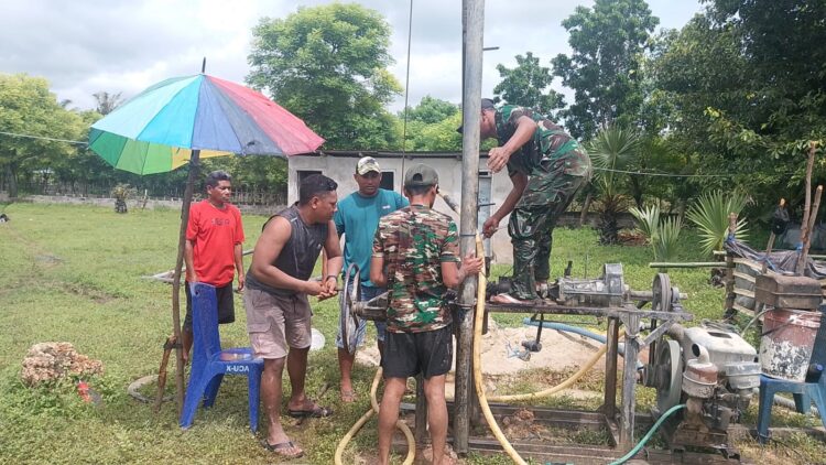TMMD ke-123 Kodim 1601/Sumba Timur, Personel Bersama Warga Mulai Melaksanakan Pengeboran Sumur