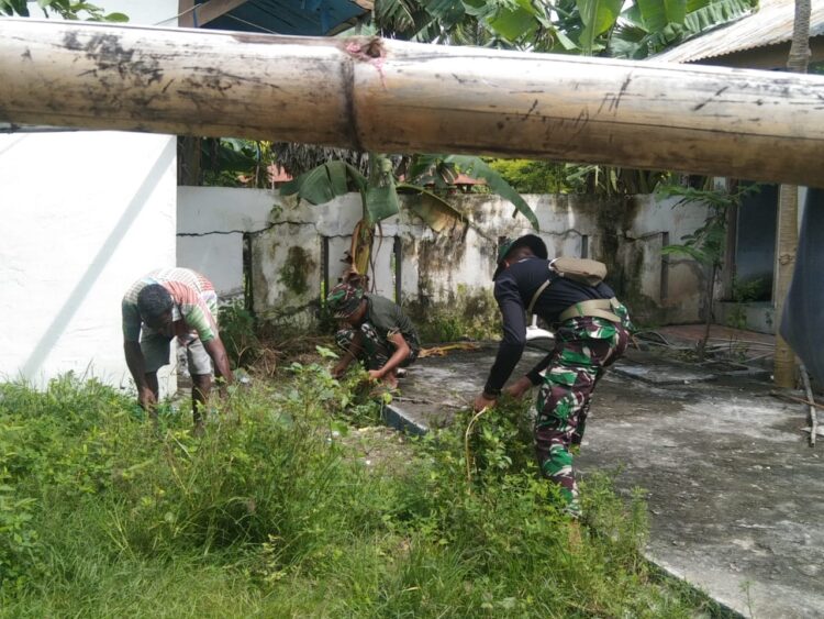 Satgas TMMD Kodim 1601/Sumba Timur bersama Warga Bersihkan Lokasi Sasaran Tambahan MCK