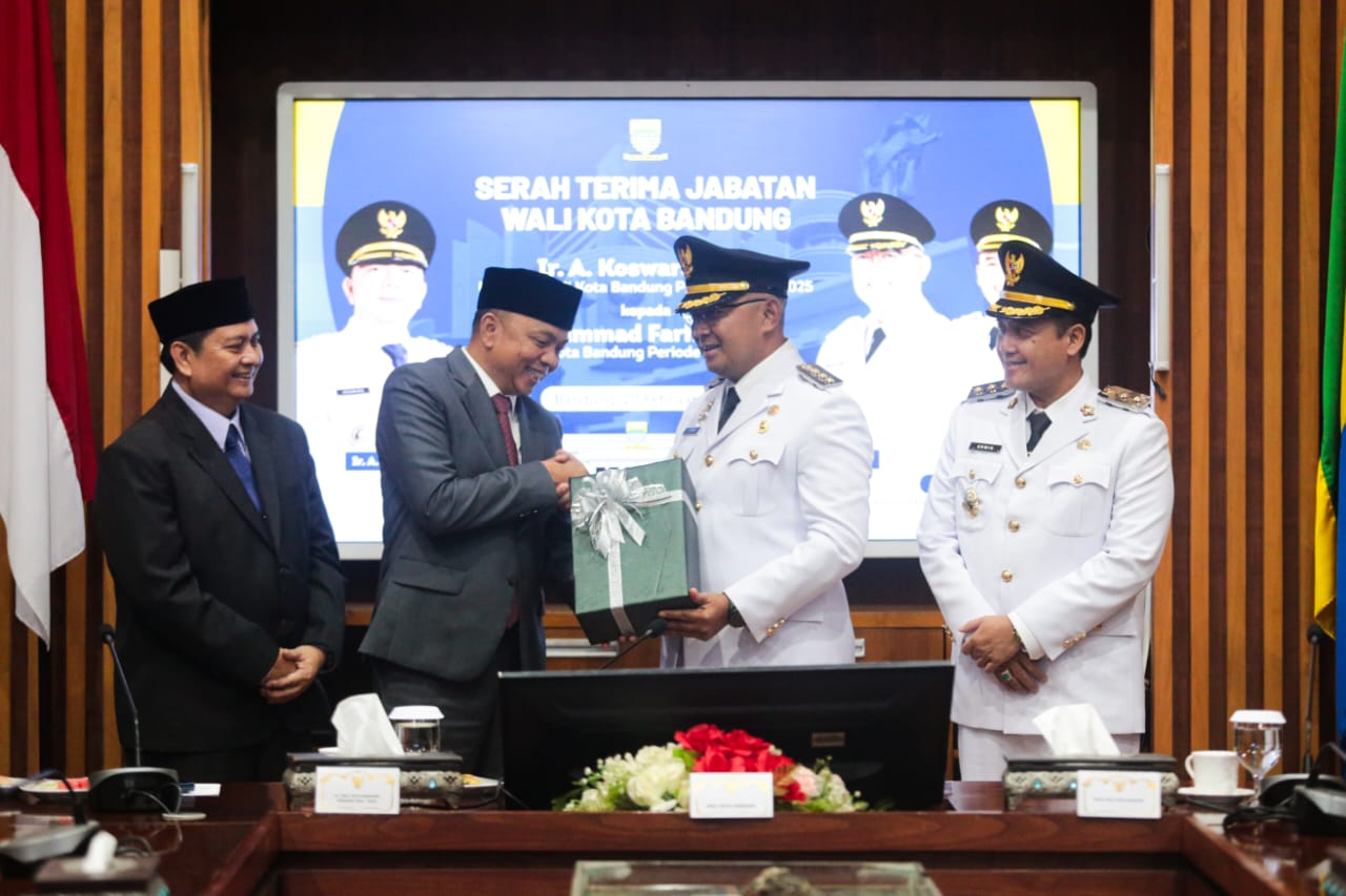 "Wali Kota Bandung Resmi Dilantik, A. Koswara Serahkan Jabatan dengan Capaian Program Prioritas"
